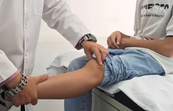 Los especialistas recomiendan consultar al médico si un niño presenta dolor persistente, dificultad para caminar o una masa que aumenta de tamaño, ya que estos síntomas podrían ser señales de un sarcoma. FOTO: Hospital San Vicente Infantil.