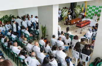 Homenaje a Jarol Jair Bojorge y Patricia Mosquera, quienes perdieron la vida en los atentados del pasado 25 de abril. Foto: Redes sociales Corporación Autónoma Regional del Cauca