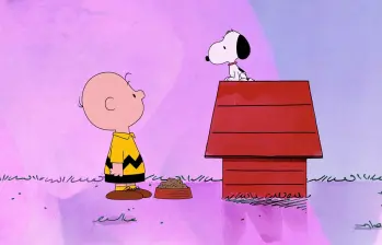 Charlie y Snoopy, dos personajes entrañables de las historietas norteamericanas. FOTO: Cortesía Apple TV.