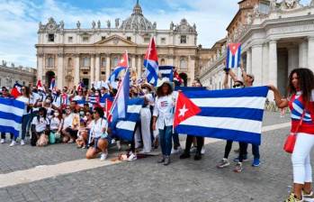 Fieles católicos cubanos en la Plaza de San Pedro, FOTO: Cortesía Vatican News.