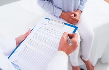 Un médico evalúa a un trabajador durante una consulta ocupacional, una de las nuevas exigencias tras una incapacidad prolongada. FOTO: SHUTTERSTOCK