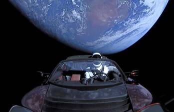 El Tesla Roadster lanzado por SpaceX en 2018 fue confundido con un asteroide cercano a la Tierra. FOTO cortesía SpaceX