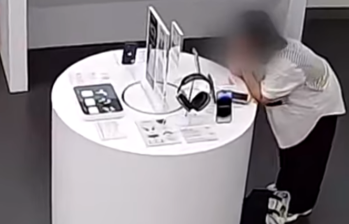Inesperadamente, la mujer comenzó a morder el cable antirrobo. FOTO: Captura de pantalla