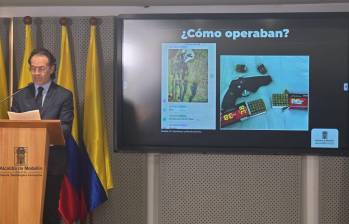 El alcalde de Medellín, Federico Gutiérrez, durante la rueda de prensa de este lunes. FOTO: Santiago Olivares Tobón