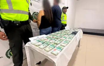 Este fue el dinero que le incautaron a la pareja en el vehículo, cuando iban rumbo al municipio de Montelíbano, en Córdoba. FOTO: CORTESÍA DE LA POLICÍA.