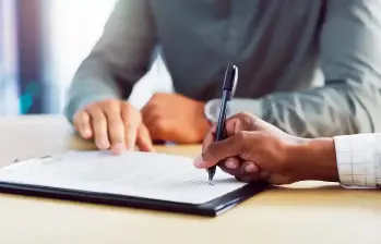 La modalidad híbrida es la favorita de los colombianos y en Cali hay oportunidades en sectores como docencia, salud y servicio al cliente. FOTO: EL COLOMBIANO