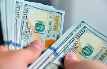 El dólar cerró en $3.099,47 mientras el petróleo Brent superó los US$100 por barril ante las tensiones en Medio Oriente. FOTO: GETTY