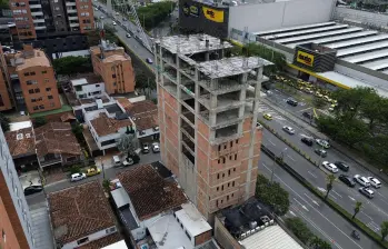 Autoridades en Envigado cerraron dos carriles en la Avenida Las Vegas. FOTO: Manuel Saldarriaga, EL COLOMBIANO
