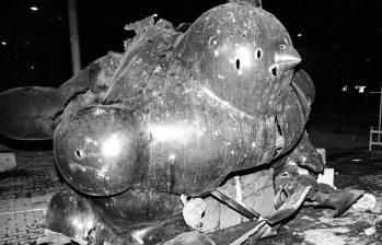 El atentado en el parque San Antonio destruyó la escultura de Botero llamada “El Pájaro”. Fernando Botero declaró que dejaría los rezagos de la escultura como un “monumento a la imbecilidad y la criminalidad de Colombia”. Donó una segunda escultura, “El Pájaro de la Paz”, que se ubicó al costado de la original para simbolizar el contraste entre la violencia y la esperanza de paz. Foto: Humberto Arango Gómez “Jaimar”. 