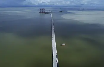 Tras la culminación del puente sobre el río León y el viaducto, el proyecto está volcado en concluir su muelle antes de noviembre de 2025. FOTO: Manuel Saldarriaga Quintero