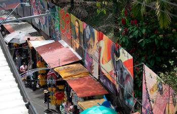 Líderes comunitarios, guías, artistas y la Alcaldía trabajan en estrategias para ordenar el turismo en la Comuna 13, con el objetivo de equilibrar el desarrollo económico, la convivencia y la preservación de la historia del barrio. FOTO THOR AMAYA