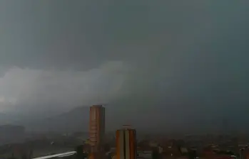 Incluso en días calurosos, los aguaceros podrían aparecer en Medellín, aunque con menor frecuencia que los meses anteriores. FOTO: EL COLOMBIANO