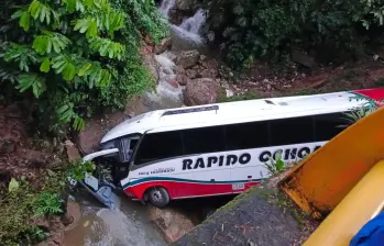 El automotor perdió el control y cayó a un río en el municipio de San Luis. FOTO: CORTESÍA