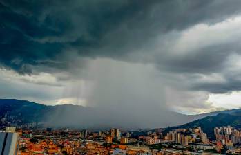 Fuertes lluvias en Medellín y el Valle de Aburrá: hay tormenta eléctrica con granizo y alertas en quebradas