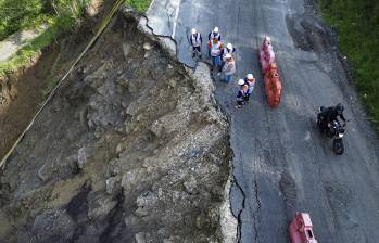 Cierre del paso por el sector de La Sinifaná tiene en jaque la movilidad en el Suroeste de Antioquia. Foto: Manuel Saldarriaga Quintero