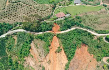 La Secretaría de Infraestructura de Antioquia ya adelanta acciones para contener la novedad y reabrir el paso lo más pronto posible. FOTO GOBERNACIÓN DE ANTIOQUIA