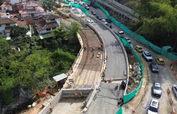 La obra que se entrega permitirá mantener la conexión vial durante la demolición del puente existente y la construcción de la nueva estructura, mientras avanzan las demás actividades para la ejecución de los otros puentes que conformarán este intercambio vial. Foto: Cortesía.