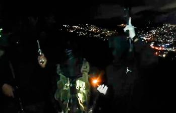 Estos son los encapuchados que grabaron el mensaje. Dicen ser miembros del frente Capital del Clan del Golfo. FOTO: TOMADA DEL VIDEO.