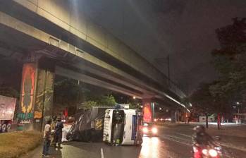 Así quedó el camión que transportaba abono y se volcó en la avenida Regional, a la altura del Puente Guayaquil. FOTO: CORTESÍA