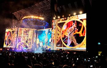 Cinco pantallas gigantes y unas visuales cambiantes todo el tiempo le dan colorido a esta gira de Ricardo Arjona. FOTO Claudia Arango
