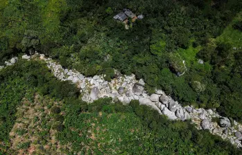 Rocas gigantes pertenecientes al batolito antioqueño se apropian del lecho. Es un tramo de poco menos de un kilómetro. FOTO Manuel Saldarriaga