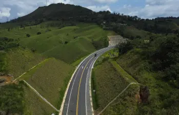 Uno de los tramos de la nueva vía a la Costa Caribe que cruzan por Vegachí y Remedios. Foto: Manuel Saldarriaga Quintero