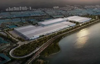 La planta de Hyundai en Ulsan, Corea del Sur, ensambla cerca de 1,5 millones de vehículos al año y cuenta con infraestructura propia para fabricar componentes, exportar automóviles y ampliar la producción de modelos eléctricos. FOTO: Hyundai. 