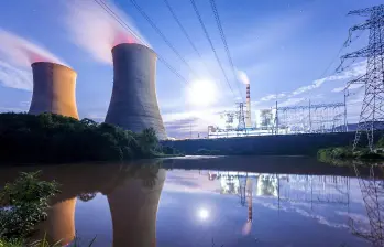 A diferencia de las fuentes renovables intermitentes, como la solar o la eólica, cuya producción depende de las condiciones climáticas, la energía nuclear ofrece un suministro constante y predecible. Foto: Getty