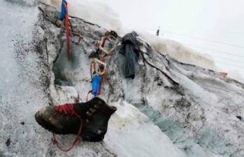 Una bota, un arnés de seguridad y los restos óseos hallados en la montaña nevada (foto) fueron las pruebas para determinar el hallazgo del alpinista alemán perdido hace 36 años. FOTO página web policía de valais