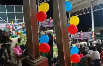 Esta fue la celebración organizada por los disidentes donde se aprecian lo que parecen menores de edad. FOTO: Captura de video