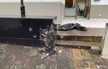Más de 100 impactos de bala recibió la estación de policía de Valdivia en la madrugada del 11 de junio. FOTO: Tomada de redes sociales