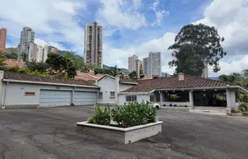 La casa campestre tiene amplias zonas verdes y piscinas. Está ubicada en una zona exclusiva de El Poblado. Foto: Cortesía
