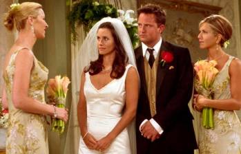 Chandler en su boda con Mónica. Después de la icónica escena, el actor se dirigió a un centro de rehabilitación por su adicción a las drogas y al alcohol. FOTO: GETTY