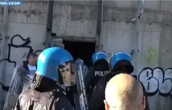 La víctima, de 32 años, permaneció retenida durante tres días en un edificio abandonado. FOTO: Policía de Roma