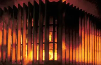 La justicia en llamas fue un título de entonces para referenciar el incendio del Palacio tras la toma del grupo guerrillero M-19. FOTO: Colprensa