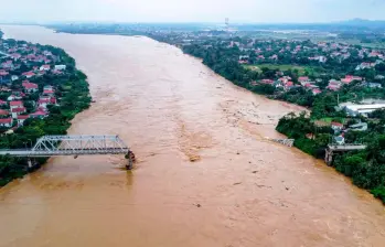 La tormenta, considerada la más intensa en tres décadas, también ha causado la muerte de miles de animales y una amplia destrucción de cultivos. Foto: AFP