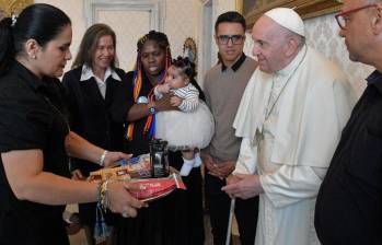 El Papa Francisco recibió a víctimas del conflicto armado colombiano hoy en El Vaticano. Foto: El Vaticano