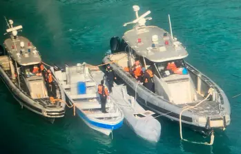 Este es el semisumergible interceptado en aguas cercanas al Parque Tayrona, en la región del Magdalena. FOTO: CORTESÍA DE LA ARMADA.