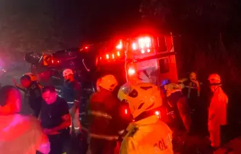 Así quedó el bus escalera accidentado en la vía Hatillo-Barbosa, a la altura de Girardota. Venían de ver alumbrados navideños y se disponían a regresar a Santa Rosa de Osos cuando ocurrieron los hechos. FOTO: CORTESÍA