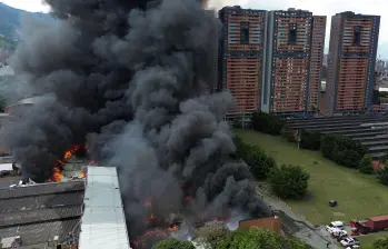 Aspecto del incendio que se desató en Itagüí durante el mediodía de este 27 de abril. FOTO: Manuel Saldarriaga