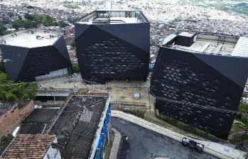 Aún siguen sin entregar la Biblioteca España, en la Comuna Nororiental de Medellín. Aspecto de las obras en junio pasado. FOTO: Manuel Saldarriaga Quintero