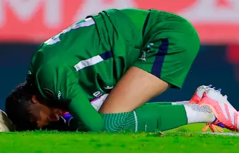 Kevin Mier, de 25 años, afronta uno de los momentos más complicados de su carrera. El portero de Cruz Azul y exNacional era uno de los opcionados a disputar la Copa Mundo con Camilo Vargas, David Ospina, Álvaro Montero y Devis Vásquez. Ahora su participación está en vilo. FOTO GETTY