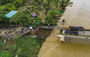 Los habitantes de San Juan de Urabá tienen que subsistir a punta de planchones y otros medios de transporte para no quedar aislados. FOTO: CAMILO SUÁREZ