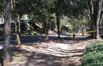 En este punto del barrio Santa Mónica, de Medellín, ocurrió la colisión entre dos motocicletas que dejó fallecido a Andrés Felipe Sepúlveda Jaramillo, de 27 años y a una mujer gravemente herida. FOTO: GUILLERMO LEÓN OSPINA MUÑOZ