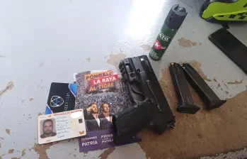 La campaña de Abelardo De La Espriella aseguró que el hombre detectado en el evento político no pertenecía al esquema oficial de seguridad del candidato presidencial. FOTO: Redes sociales. 
