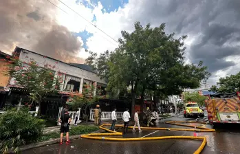 Mientras los bomberos controlaban las llamas fue necesario desviar el tráfico vehicular de la avenida 33. FOTO: Cortesía Dagrd 