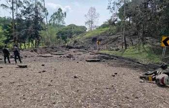 En este tramo de la vía Panamericana, en inmediaciones del municipio de Timbío (Cauca), fue detonada la bomba contra la Policía. FOTO: CORTESÍA.