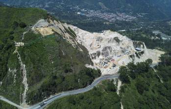 La montaña del sector Areneras comprende 600.000 metros cúbicos de tierra acumulados en 110 metros de altura. El desmonte de la montaña es necesario para avanzar en obras de la vía, según Covipacífico. Foto: Manuel Saldarriaga Quintero