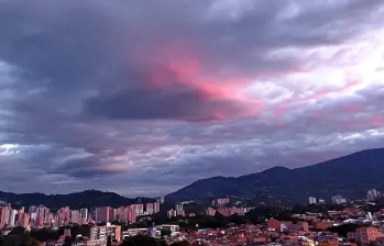 El protagonista de este jueves fue el cielo en el sur de la ciudad. Foto: Juan Antonio Sánchez, EL COLOMBIANO
