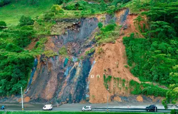 Así se encuentra la montaña en el kilómetro 62 de la variante a Caldas. Aunque hasta el momento no hay cierres parciales, se empezaron intervenciones para establizar la situación. FOTO: MANUEL SALDARRIAGA